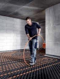 Başakşehir'de şap öncesi, üzerine yerden ısıtma borusu döşenen yüksek yoğunluklu yerden ısıtma straforu.