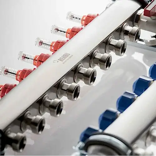 REHAU 13 ağızlı debi göstergeli çelik yerden ısıtma kollektörü.