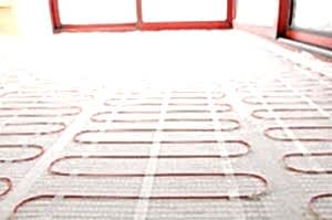  Ayakların altında konforlu sıcaklık sağlayan elektrikli yerden ısıtma sistemi.